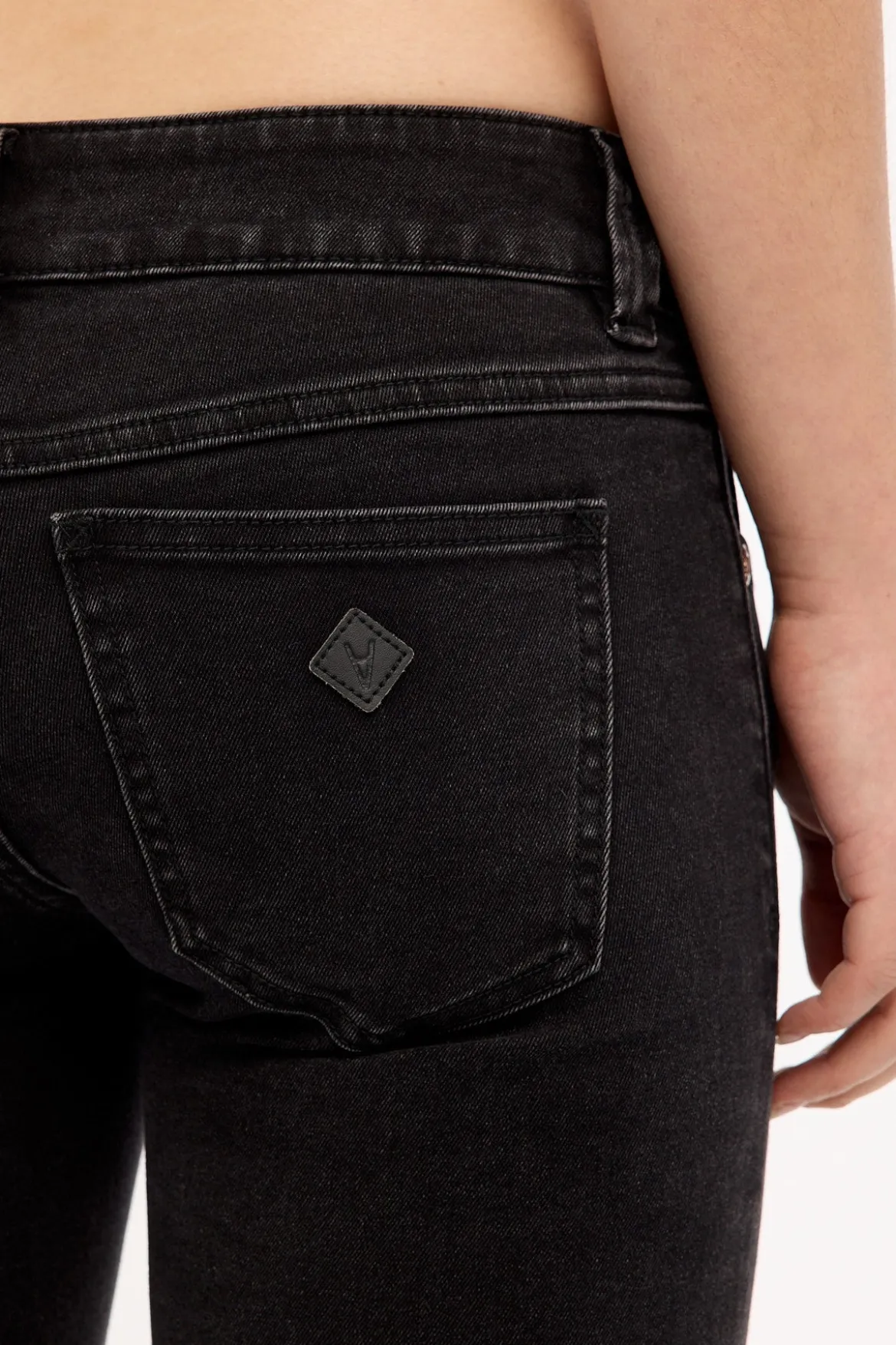 00 Low Skinny Flare Kick Jean Brie Black