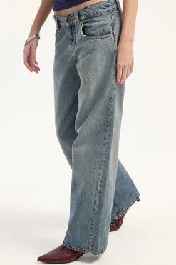 Low Rise Parallel Jean Vintage Bleach Blue Denim