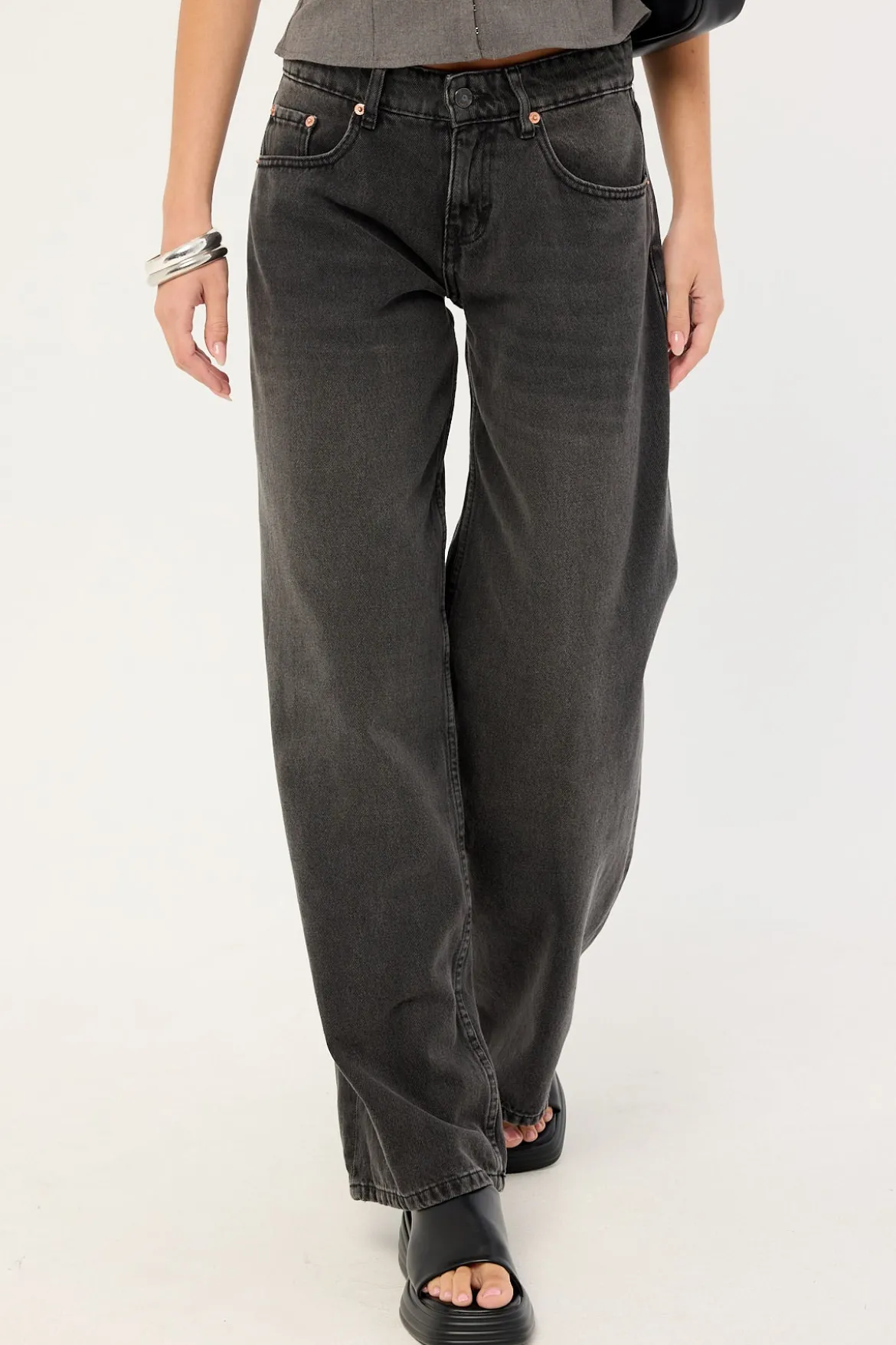 Low Rise Roomy Jean Washed Black