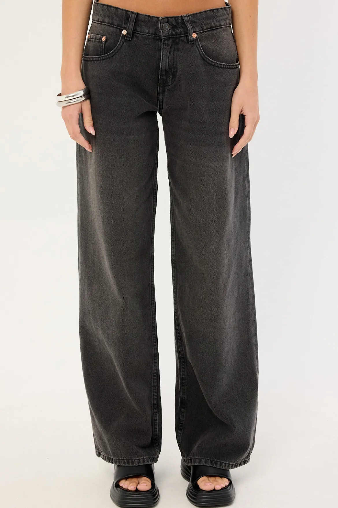 Low Rise Roomy Jean Washed Black