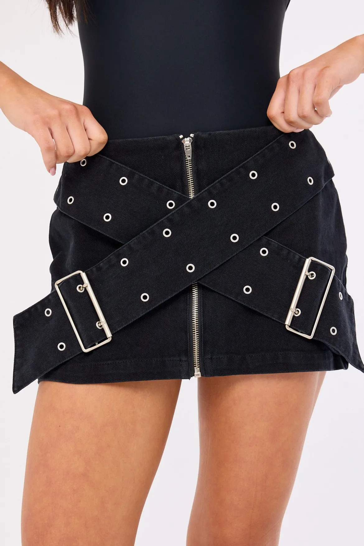 Mode Crossed Belt Mini Skirt Washed Black