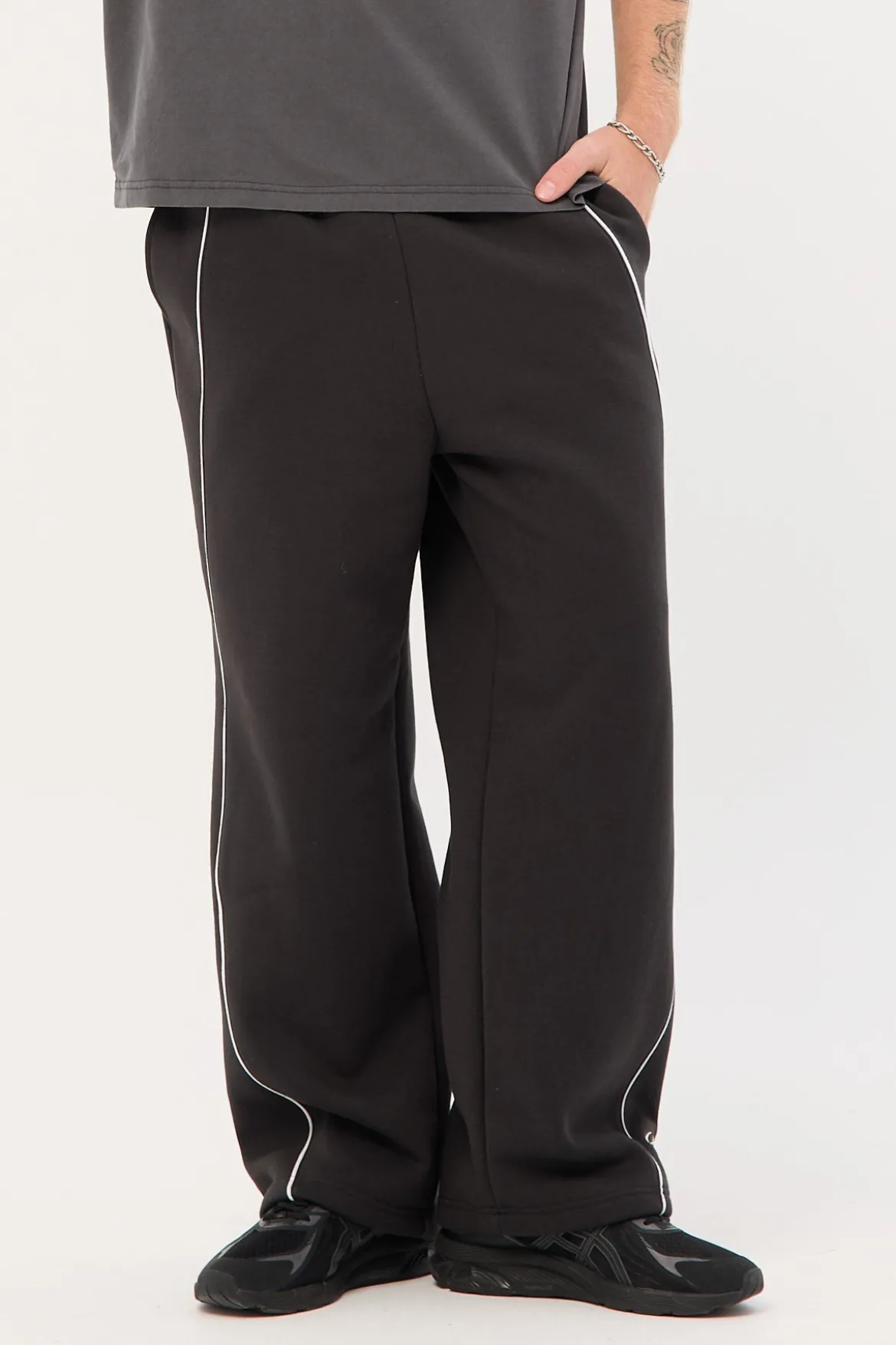 Oscillate Baggy Sweatpant Black