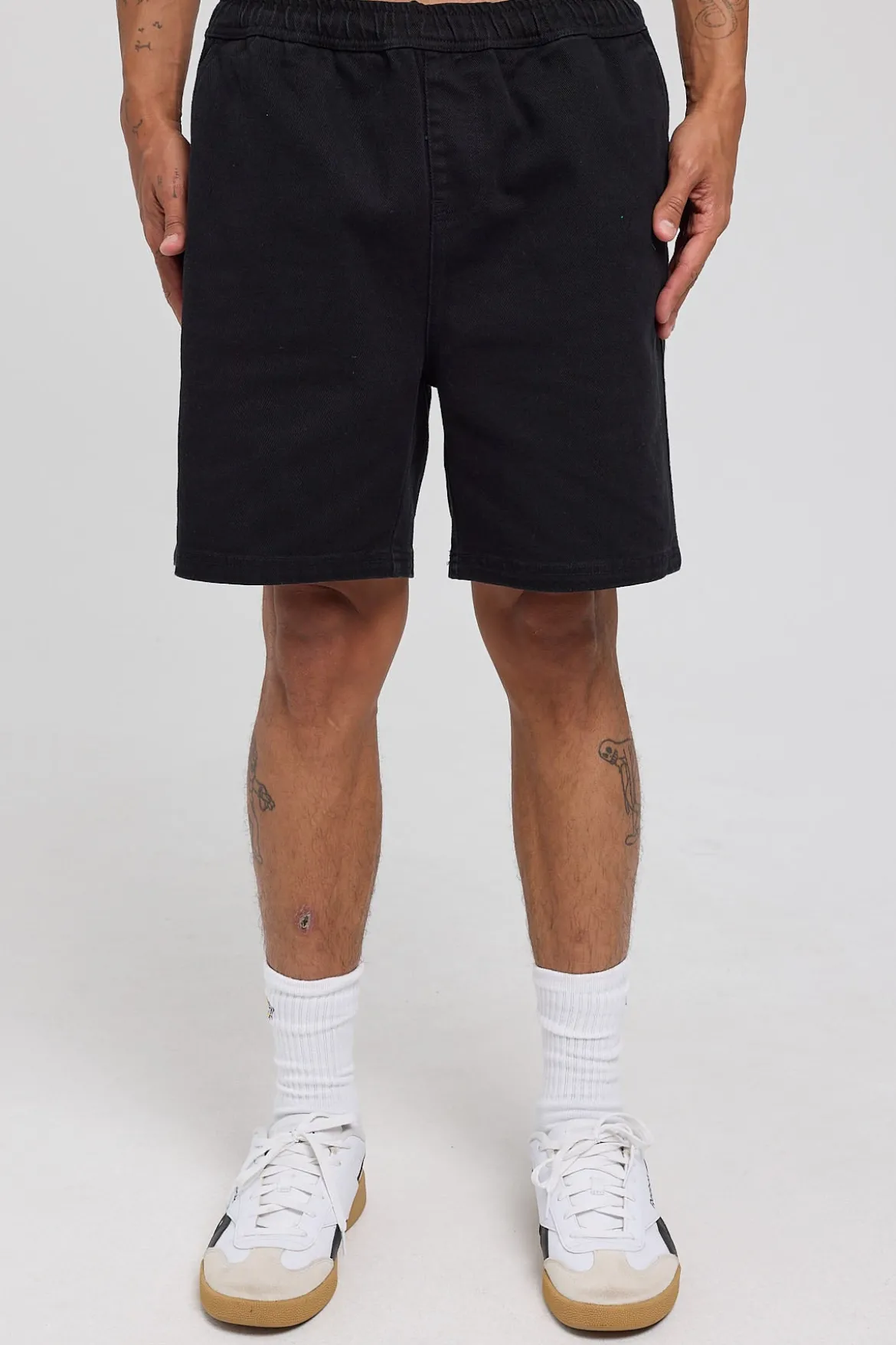 Relaxed Walk Short Washed Black